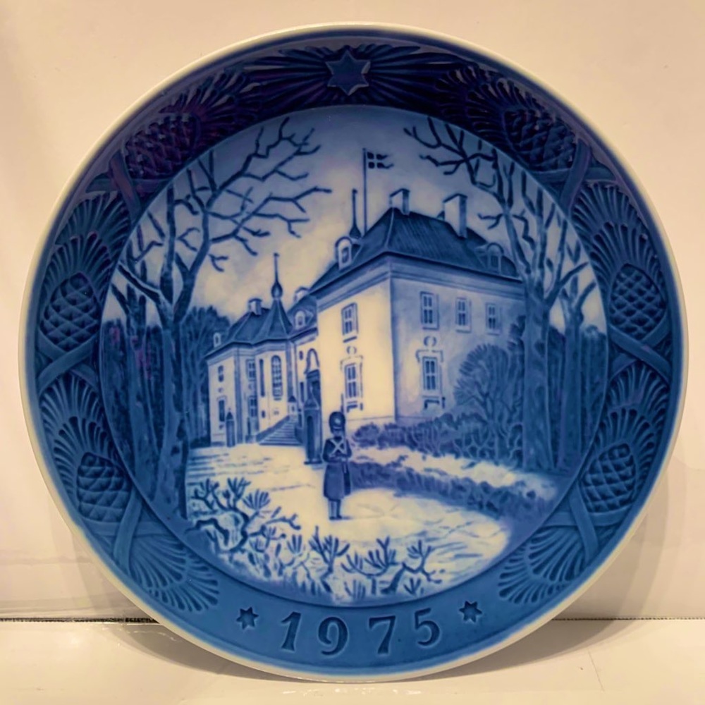 Collectible Christmas Plate The Queen's Christmas Residence Royal Copenhagen
